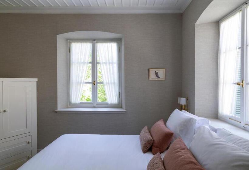 سوییت جونیور, The Kefalari Suites