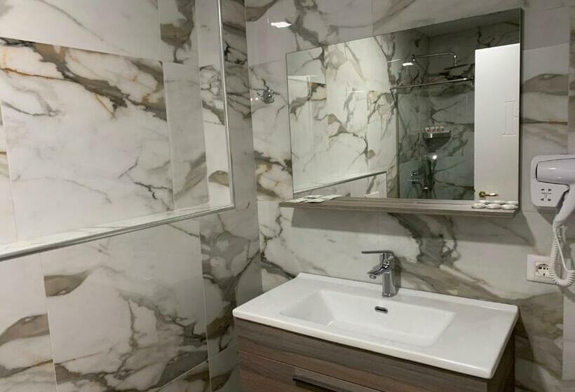 דירת שני חדרים, Grand Hotel Pogradec