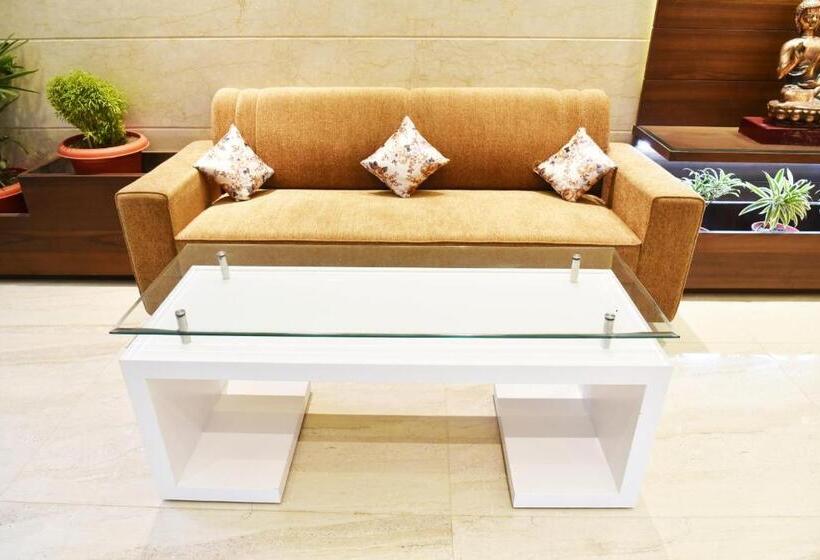 エコノミールーム, Hollywood Heights Near Railway Station