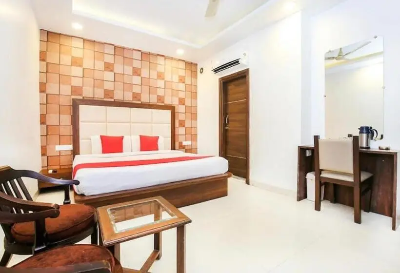 Economy-huone, Hollywood Heights Near Railway Station