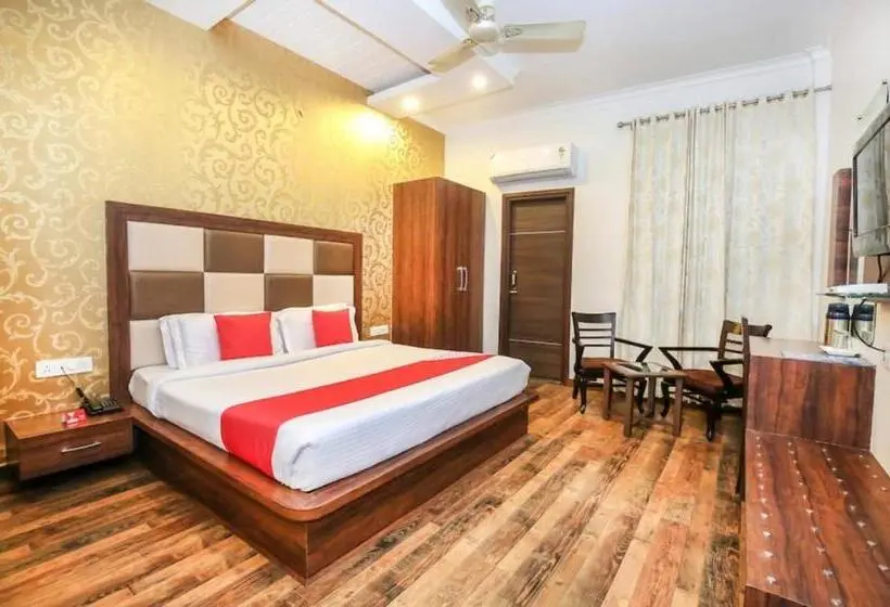 Economy-huone, Hollywood Heights Near Railway Station
