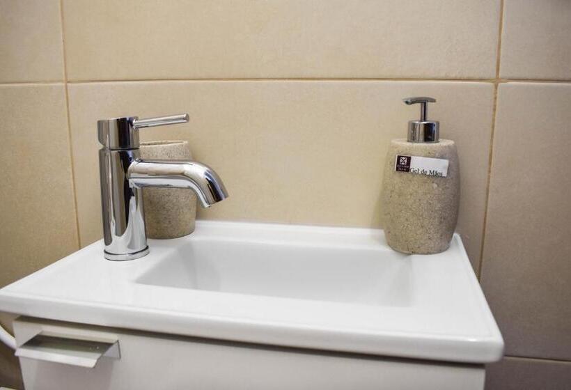 غرفة عائلية, Batalhoz House