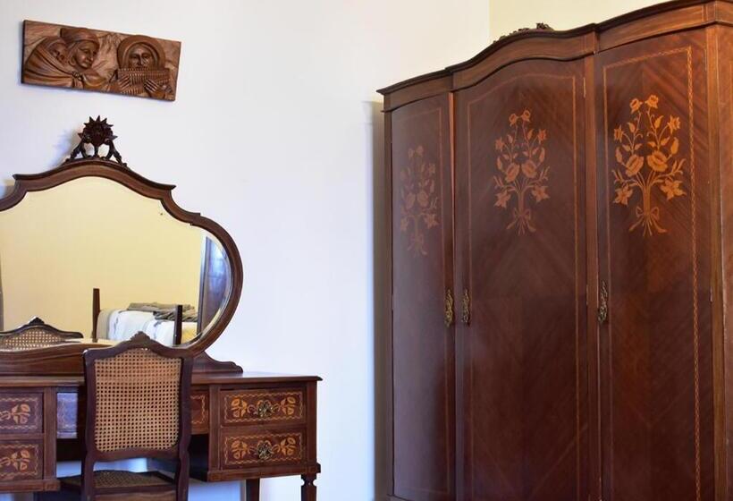 غرفة عائلية, Batalhoz House