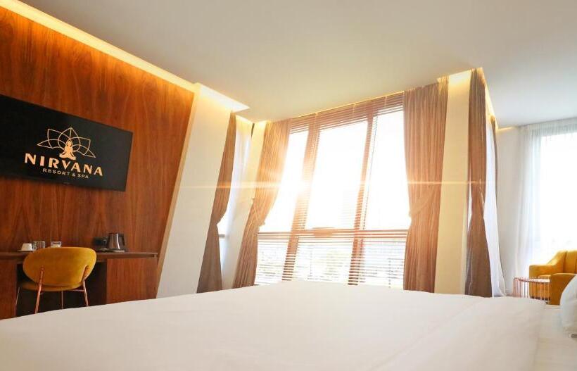 带大床的高级房间, Nirvana Resort & Spa