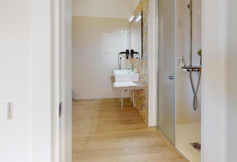 غرفة قياسية رباعية مزودة بشُرفة, Accòmodati B&b