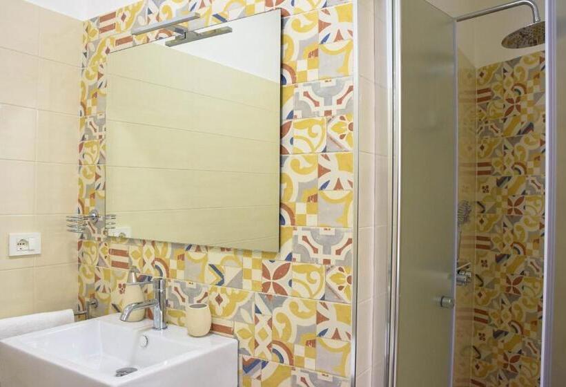 غرفة قياسية رباعية مزودة بشُرفة, Accòmodati B&b