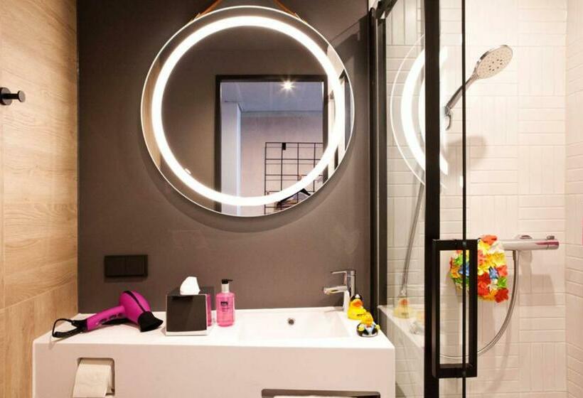 标准间内部标间, Moxy Rust