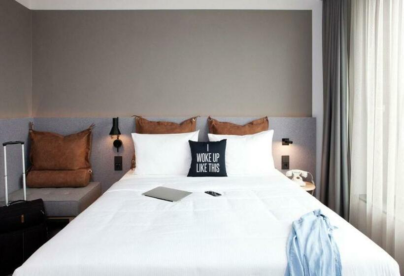 标准间内部标间, Moxy Rust