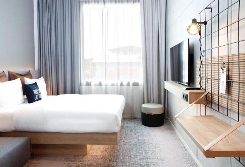 标准间内部标间, Moxy Rust