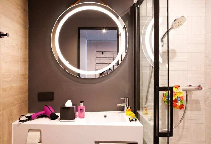 家庭间, Moxy Rust