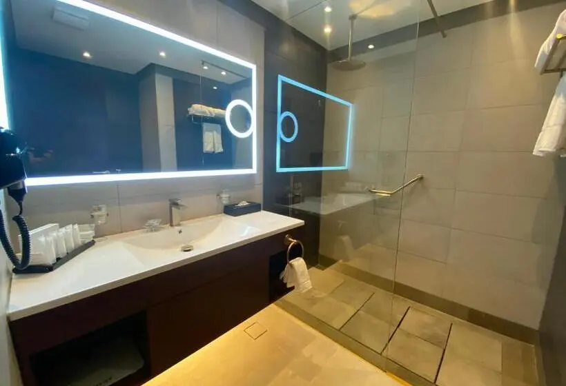 سوییت لوکس, Velar Inn