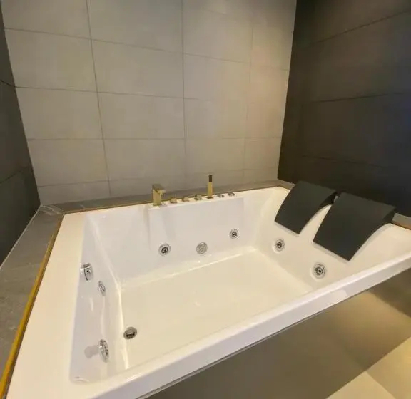 سوییت اجرایی, Velar Inn