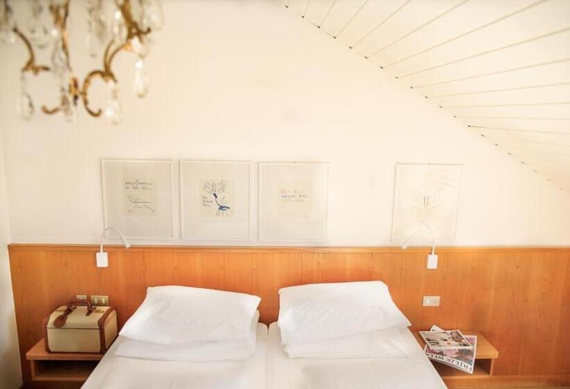 Номер Стандарт, Weisses Rössl