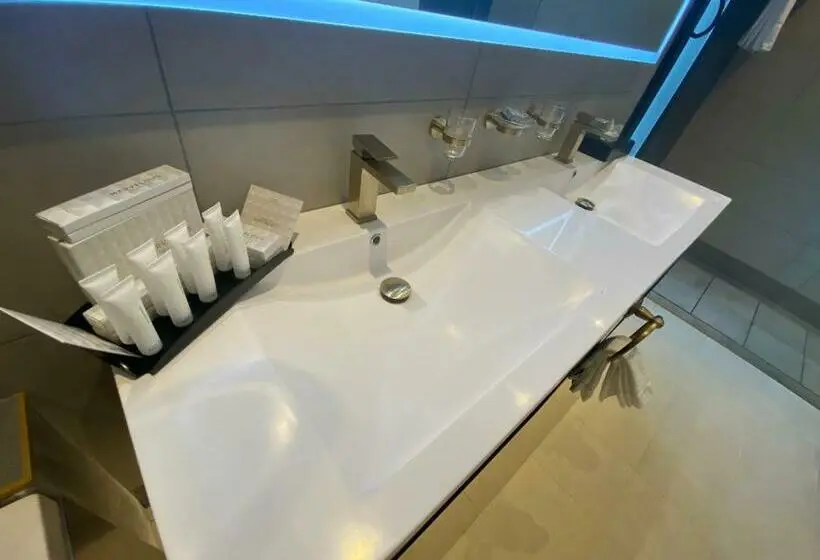 سوییت اجرایی, Velar Inn
