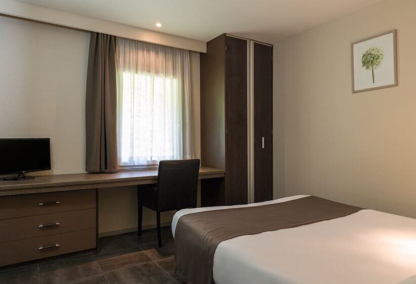 Четырехместный Номер Стандарт, Hôtel Grand Confort Le Moulin Rouge