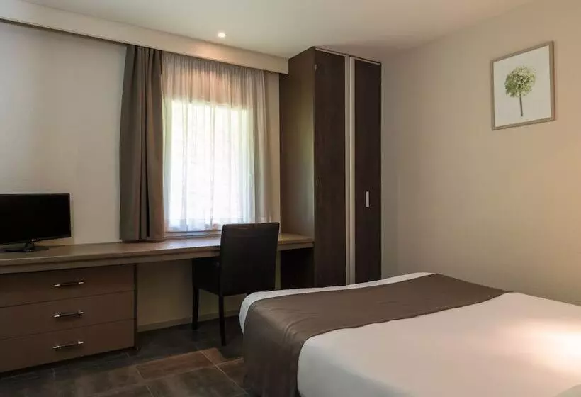 スタンダード４人部屋, Hôtel Grand Confort Le Moulin Rouge