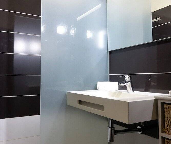 4인용 스탠다드 룸, Hôtel Grand Confort Le Moulin Rouge