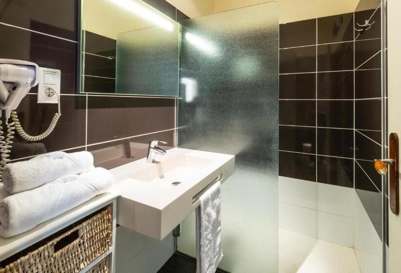 Четырехместный Номер Стандарт, Hôtel Grand Confort Le Moulin Rouge