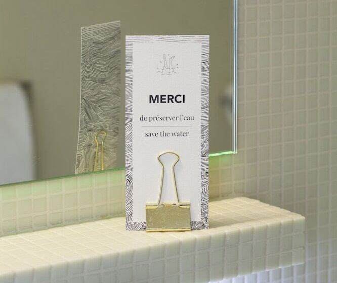 اتاق کلاب, La Perouse