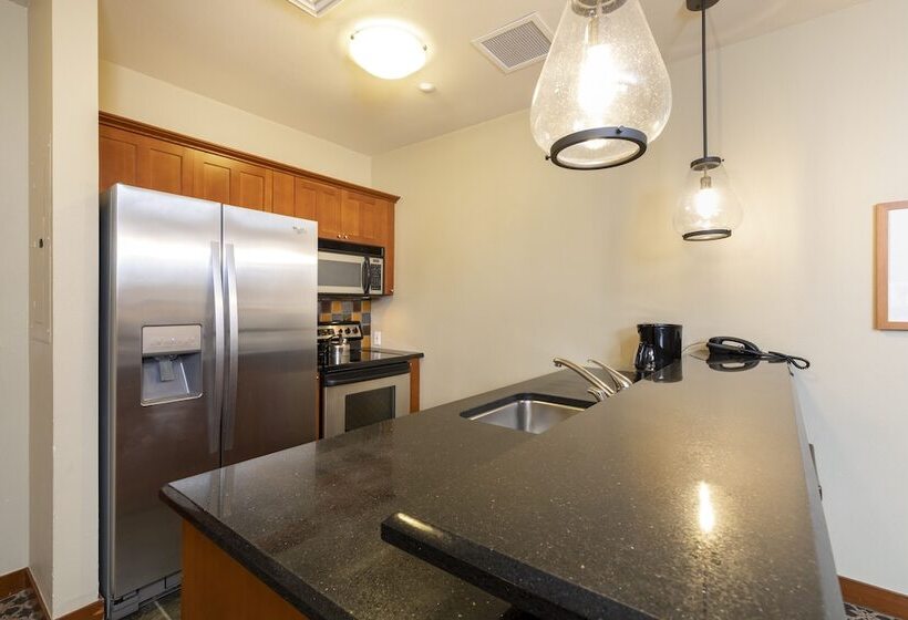 استودیوی استاندارد, The Village At Palisades Tahoe