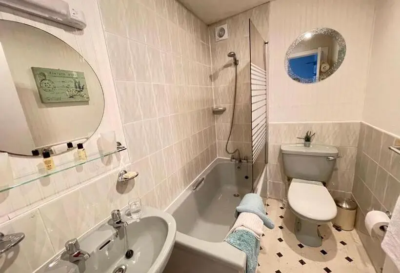 اتاق استاندارد سه نفره, White Court Llandudno