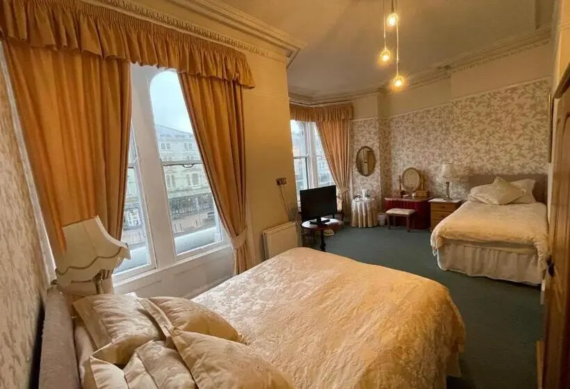 اتاق استاندارد سه نفره, White Court Llandudno