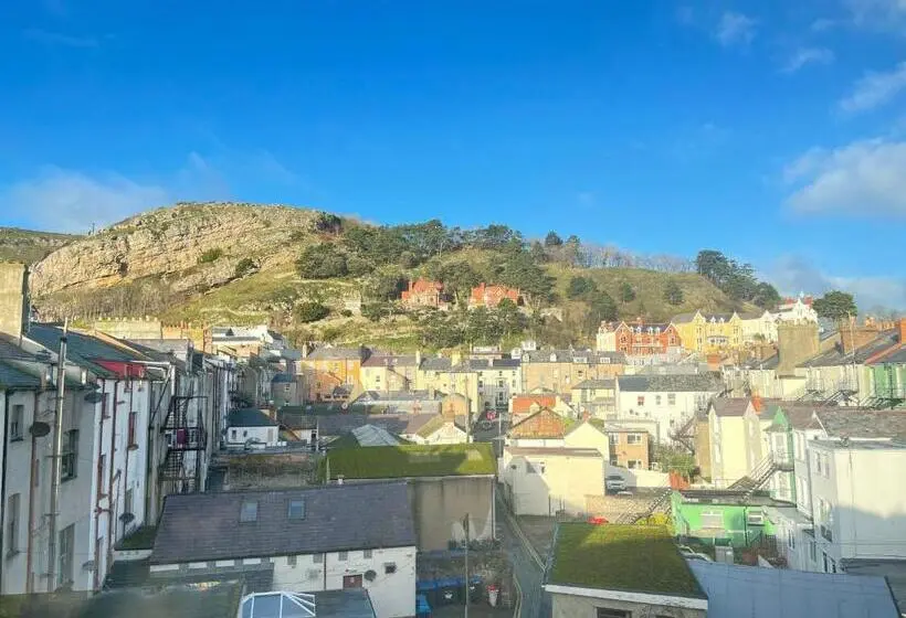 سوییت خانوادگی, White Court Llandudno