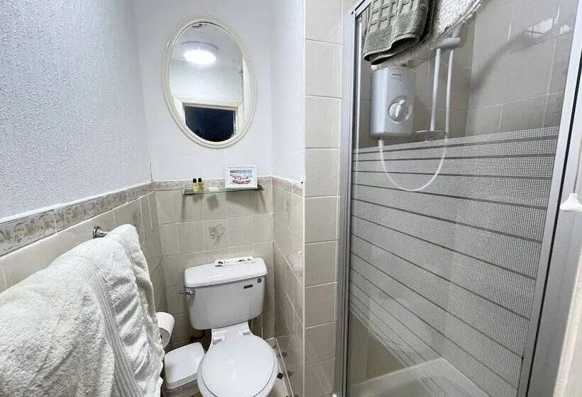 سوییت خانوادگی, White Court Llandudno