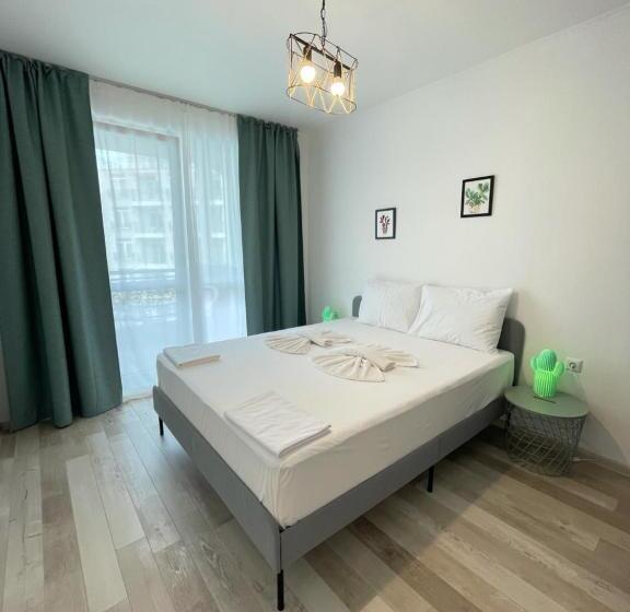 דירת שני חדרים עם מרפת, Izida Palace Apartments