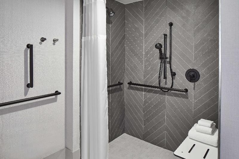 身障者適用スタンダードルーム, Cumberland House Knoxville, Tapestry Collection By Hilton