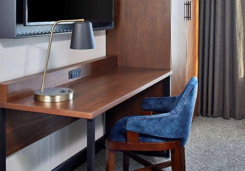 キングサイズベッドのデラックスルーム, Cumberland House Knoxville, Tapestry Collection By Hilton