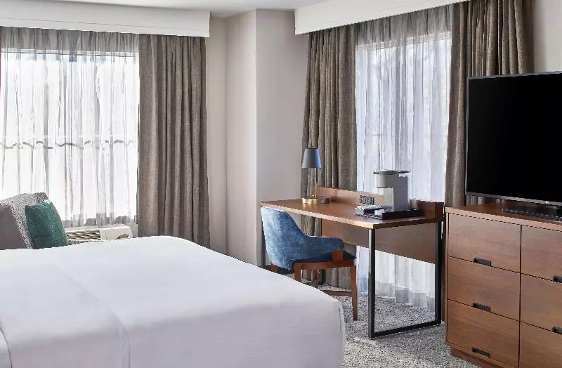 身障者適用キングサイズベッドルーム, Cumberland House Knoxville, Tapestry Collection By Hilton