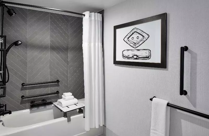 身障者適用キングサイズベッドルーム, Cumberland House Knoxville, Tapestry Collection By Hilton
