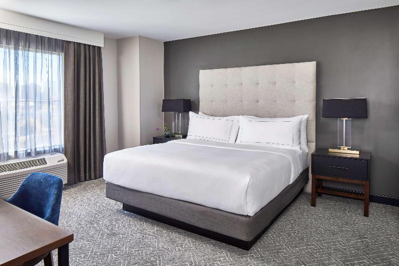 キングサイズベッドのスイートルーム, Cumberland House Knoxville, Tapestry Collection By Hilton