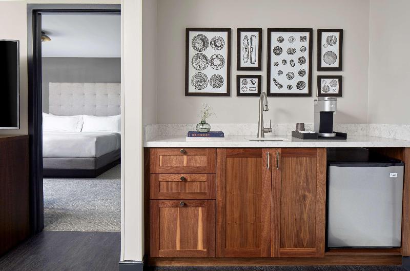 キングサイズベッドのスイートルーム, Cumberland House Knoxville, Tapestry Collection By Hilton