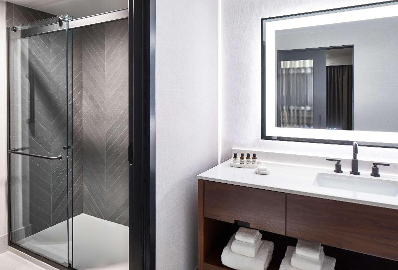 キングサイズベッドのスイートルーム, Cumberland House Knoxville, Tapestry Collection By Hilton