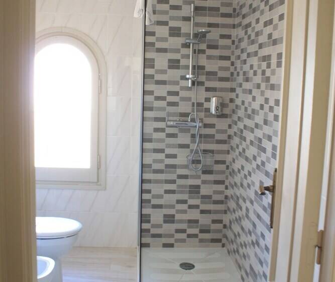 패밀리 룸, Fonda Mitjà