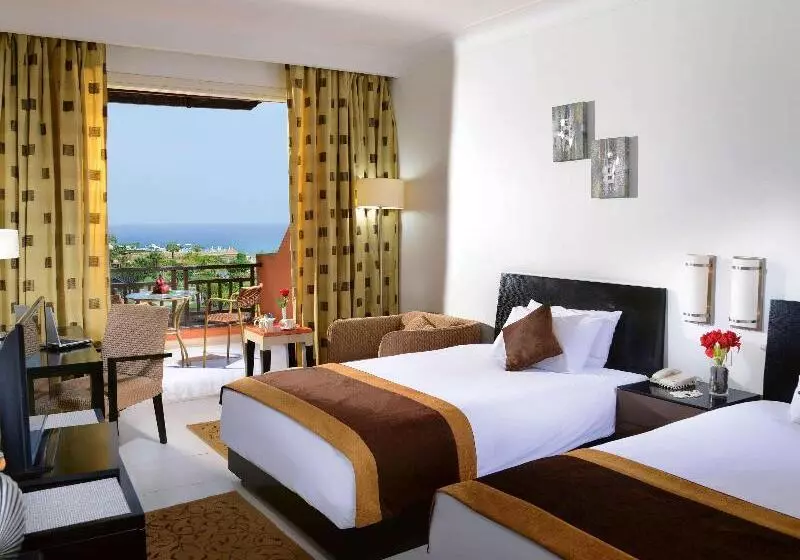 اتاق سوپریور با چشمانداز دریا, Mövenpick Resort El Sokhna