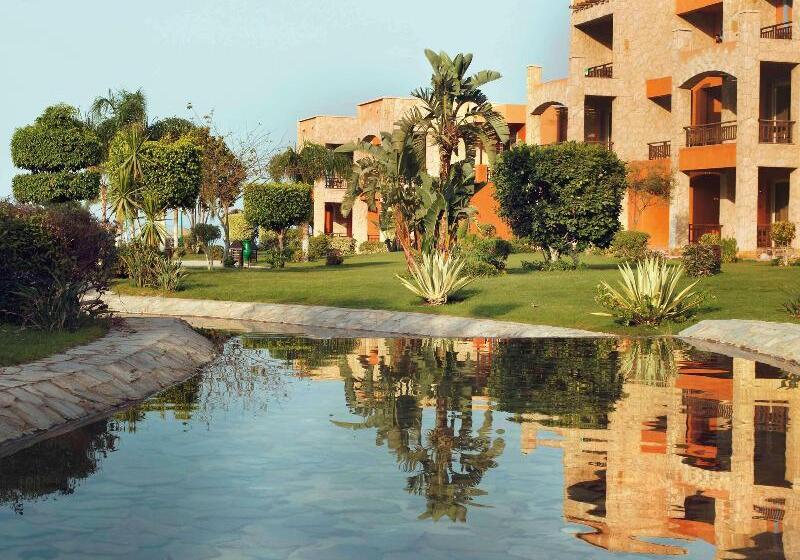 اتاق لوکس با چشم‌انداز باغ, Mövenpick Resort El Sokhna