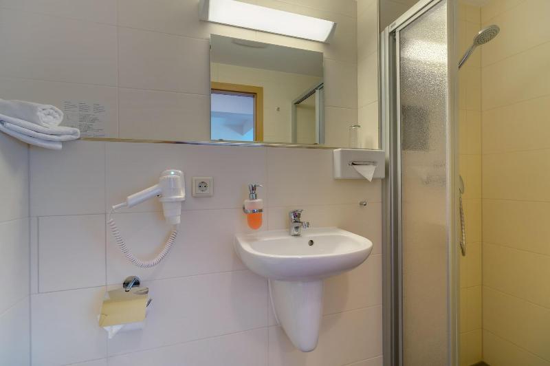 اتاق سوپریور با چشم‌انداز دریا, Mövenpick Resort El Sokhna