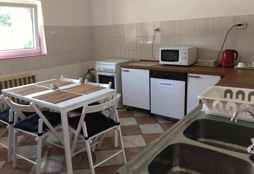 패밀리 스위트, Bakonyi Kemencésház