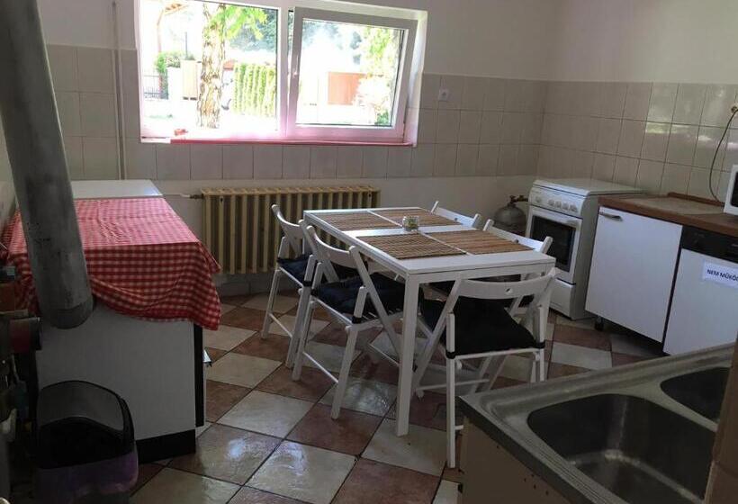 패밀리 스위트, Bakonyi Kemencésház