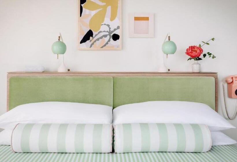 מיטת קינג בסוויטה, The Goodtime Hotel, Miami Beach A Tribute Portfolio