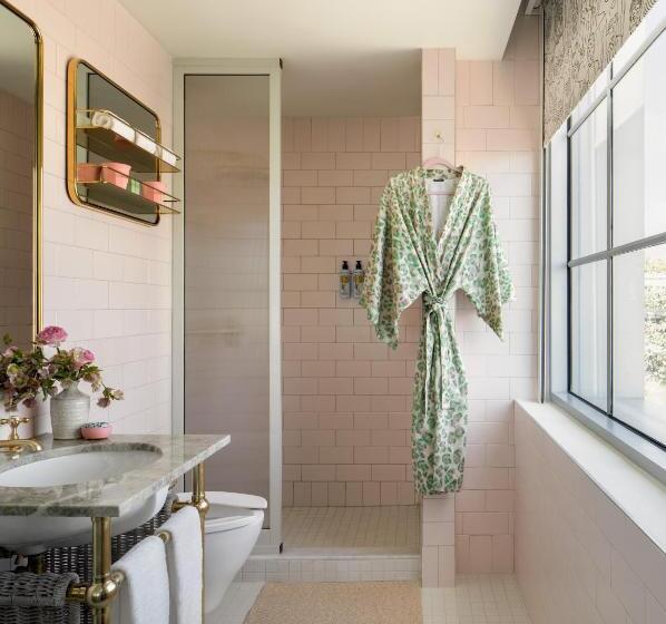 מיטת קינג בסוויטה, The Goodtime Hotel, Miami Beach A Tribute Portfolio