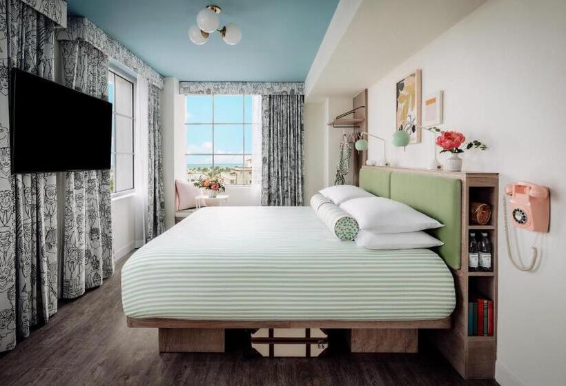 מיטת קינג בסוויטה, The Goodtime Hotel, Miami Beach A Tribute Portfolio