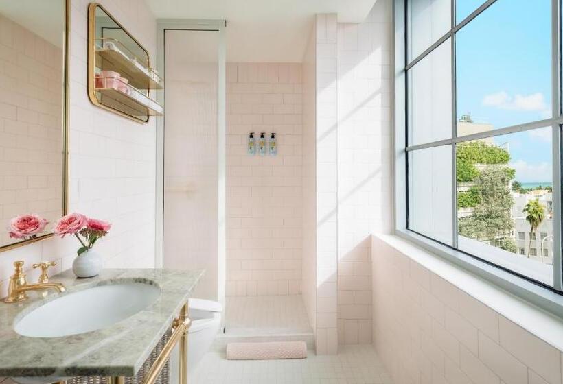 מיטת קינג בסוויטה, The Goodtime Hotel, Miami Beach A Tribute Portfolio