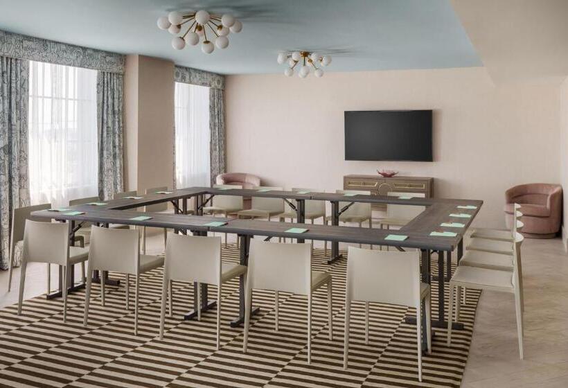 מיטת קינג בסוויטה, The Goodtime Hotel, Miami Beach A Tribute Portfolio