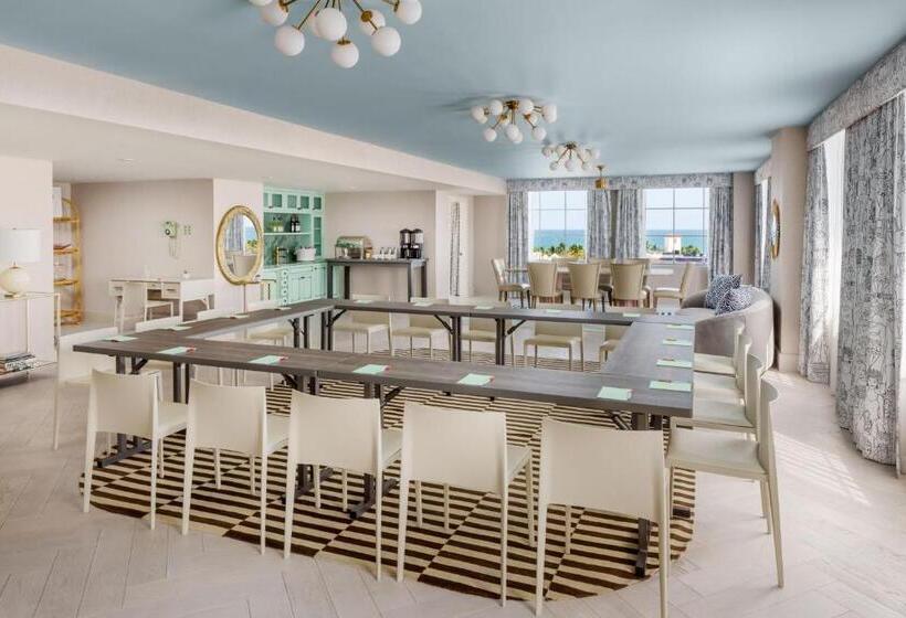 מיטת קינג בסוויטה, The Goodtime Hotel, Miami Beach A Tribute Portfolio