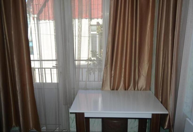 اتاق اکونومی یک تخته, Niks