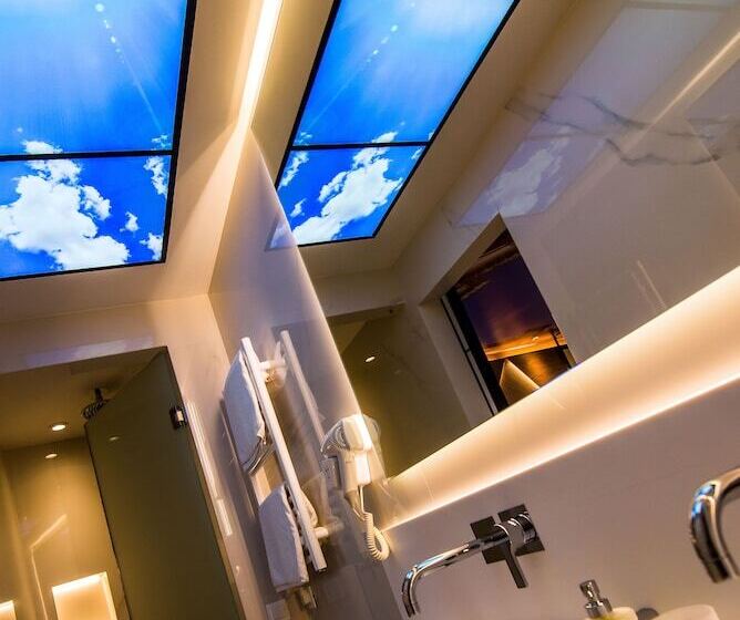 חדר סטנדרט לשלושה, Kastro